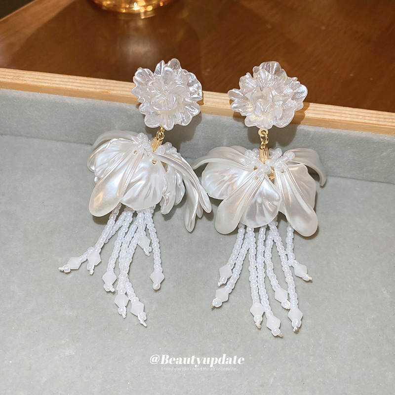 Pendientes de borla de flor de cristal artificial blanco puro con aguja de plata Pendientes de temperamento dulce y elegante Pendientes de sentido avanzado de nicho