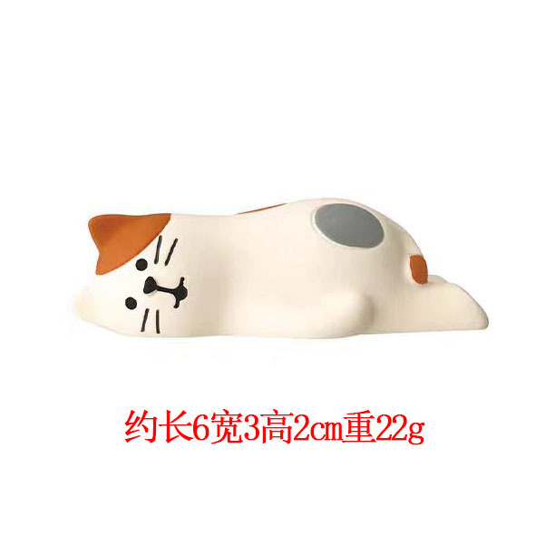 게으른 잠자는 삼색 고양이