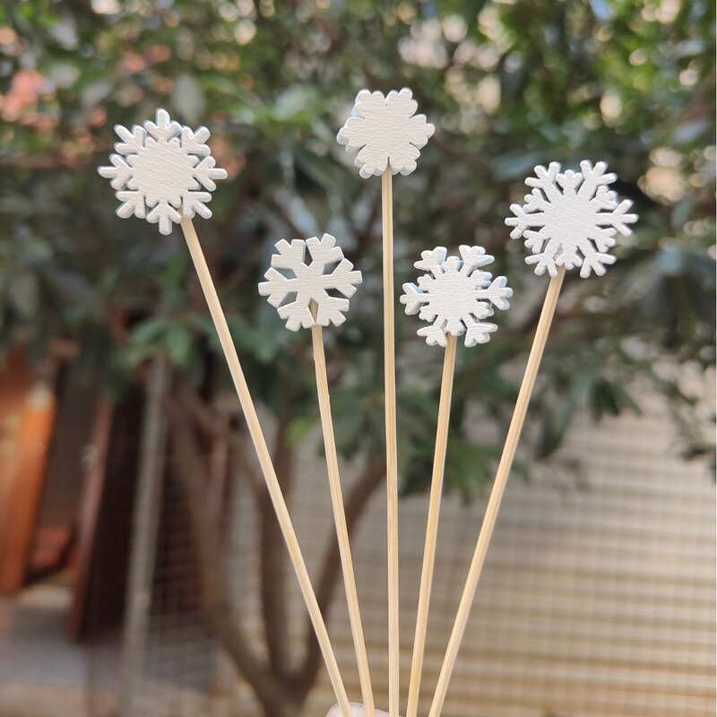 5種類の白い雪花果物を提供して、使い捨て竹串クリスマスシリーズの雪花の形を100本混ぜて入れます|undefined