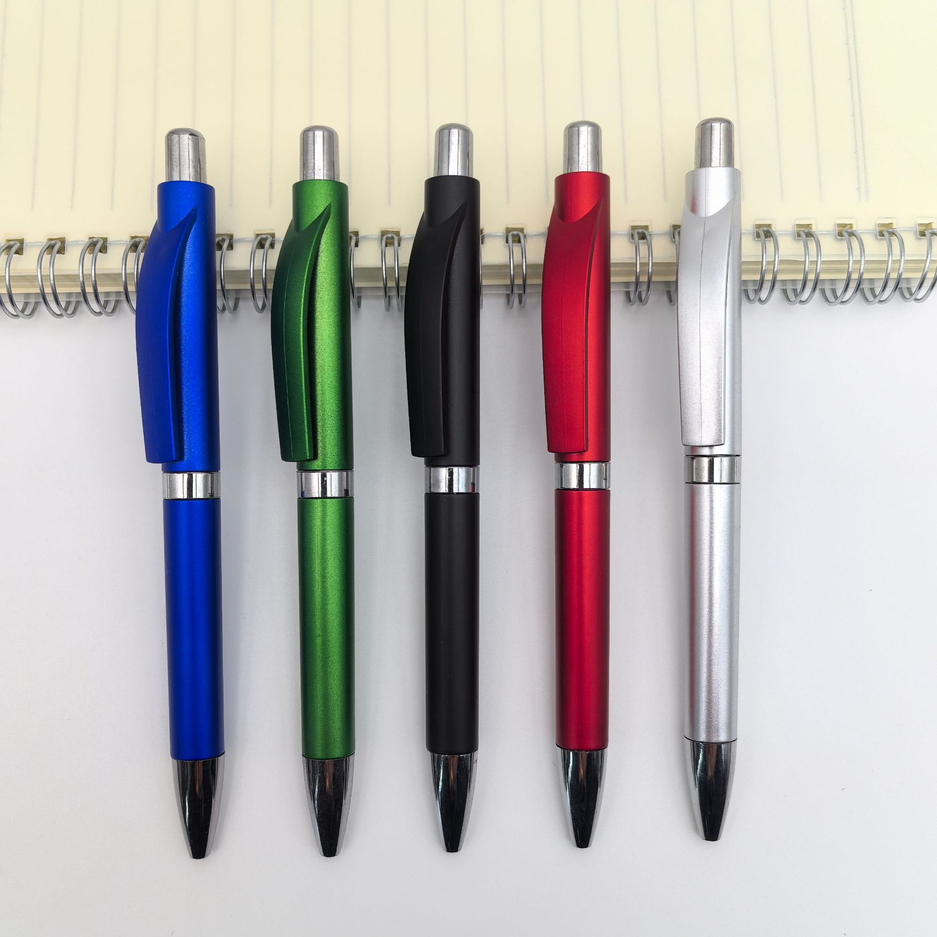 Bolígrafo publicitario de color de presión de poste de pintura de plástico logotipo personalizado bolígrafo de regalo publicitario bolígrafo de hotel promocional