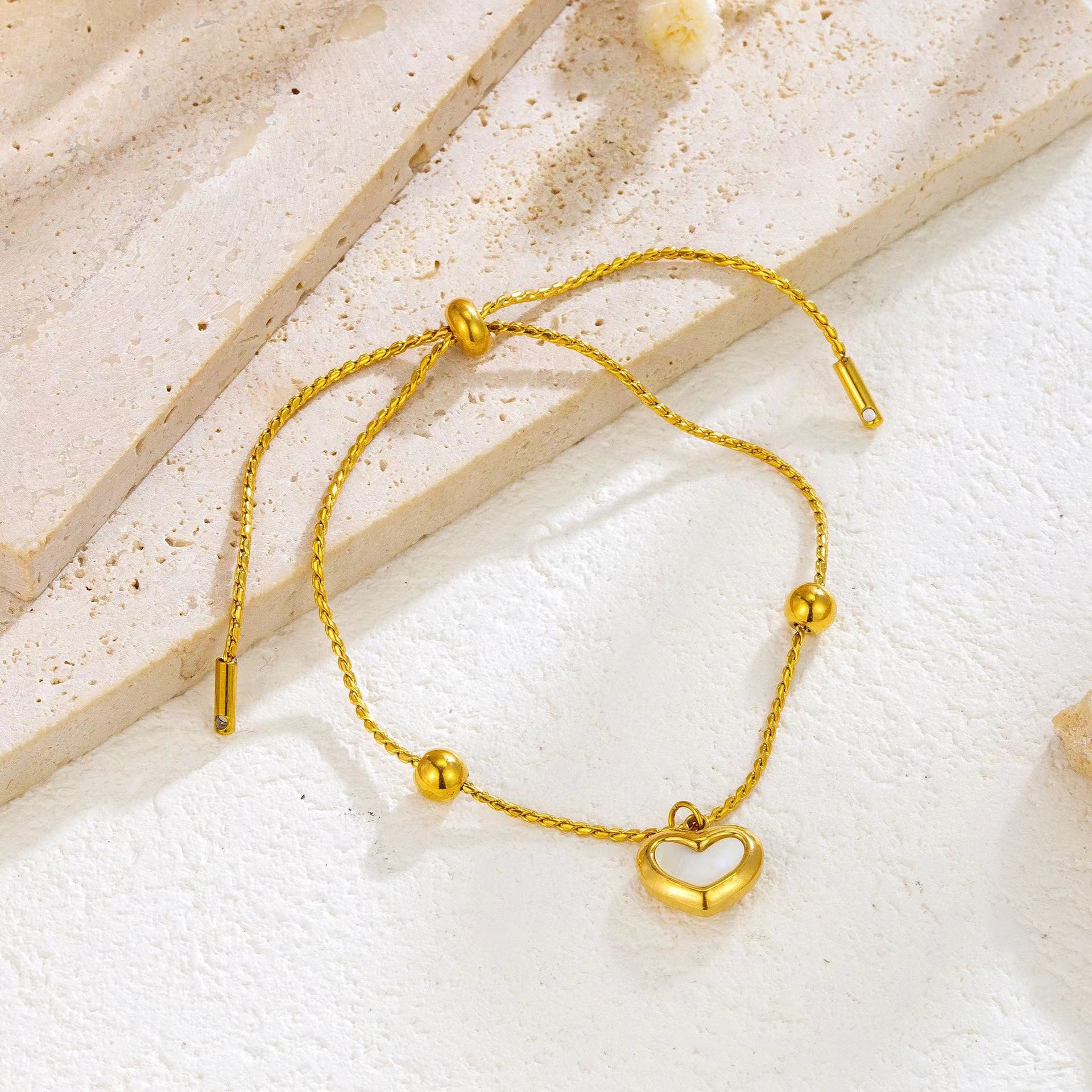 Collar de amor de conchas francesas para mujeres de verano lujoso ligero nicho simple y frío colgante en forma de corazón de viento accesorios de cadena de clavícula