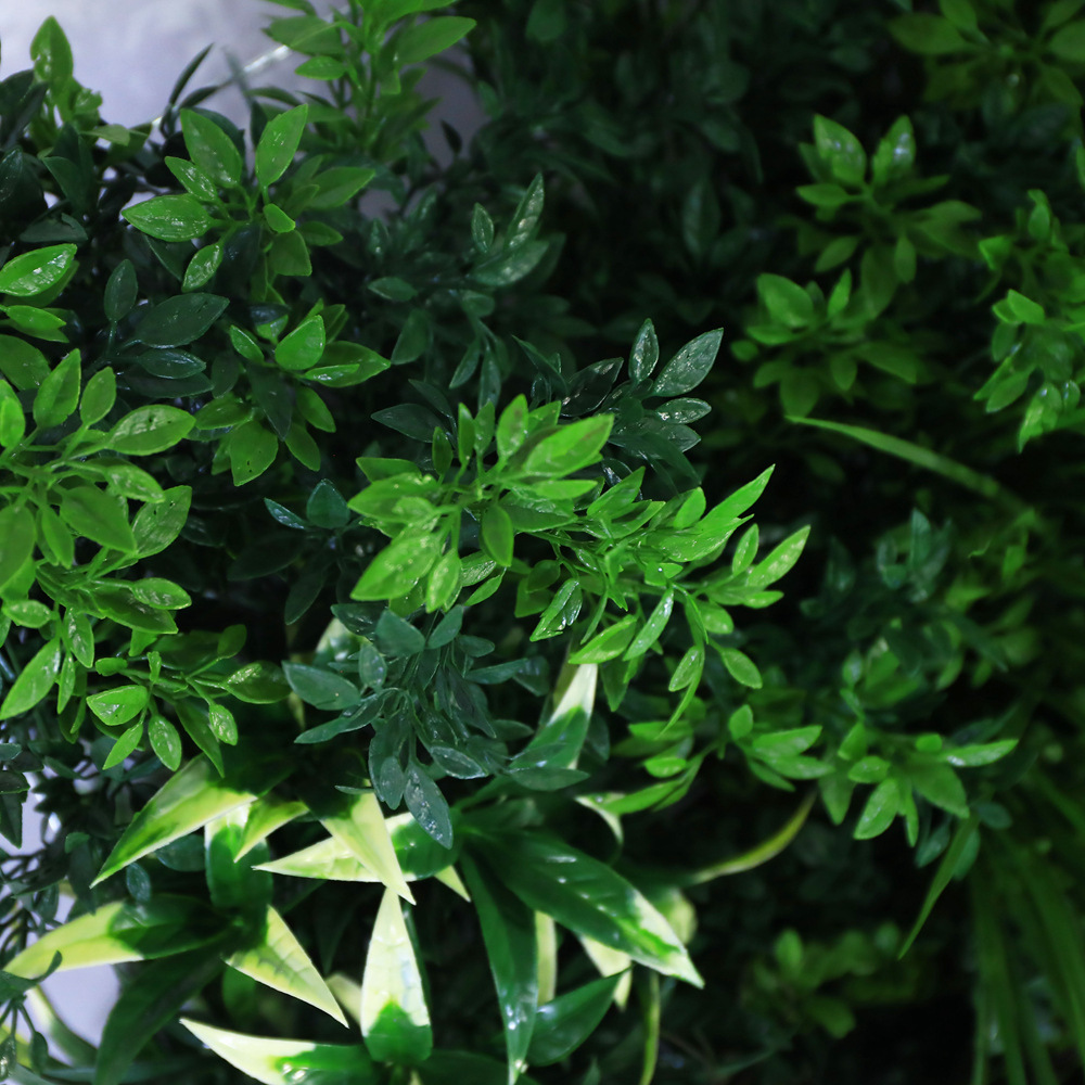 Pared de planta simulada Red de pared de planta verde Pared de fondo rojo Flores falsas Hierba falsa Plantas verdes Decoración de césped artificial interior Paisajismo