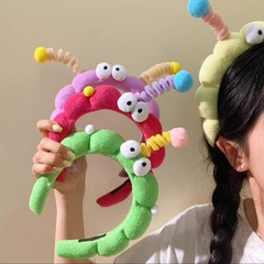 少女の可愛い大目のぬいぐるみのカチューシャ