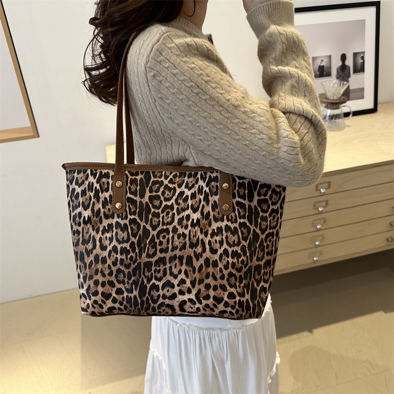 Women's autumn new large capacity simple portable commuting shoulder tote bag casual hand held underarm bag_voghion.com