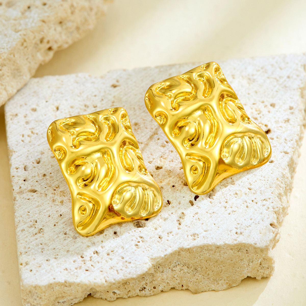 Europa y los Estados Unidos de alta calidad ligera de lujo de acero inoxidable 18K chapado en oro geometría cuadrada irregular plegado pendientes de metal pendientes image 3