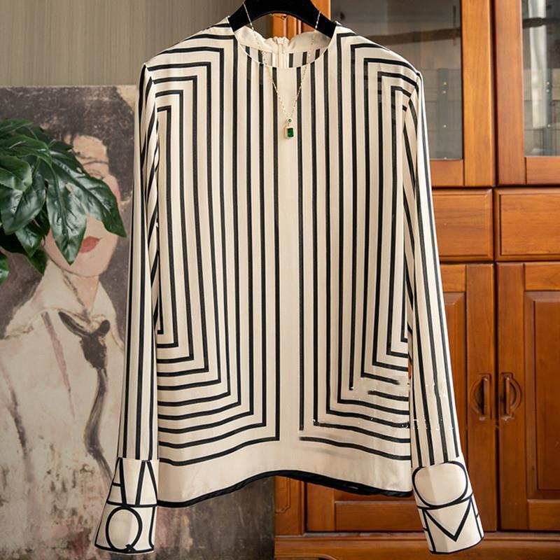 European designer style ~ fashionable and design sense ~ commuter versatile vertical stripe collar printed imitation silk shirt European designer style ~ fashionable and design sense ~ commuter versatile vertical stripe collar printed imitation silk shirt