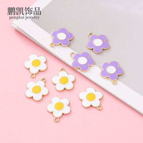 Cartoon metal keychain creative alloy flower pendant personalized accessories dripping oil color matching daisy pendant