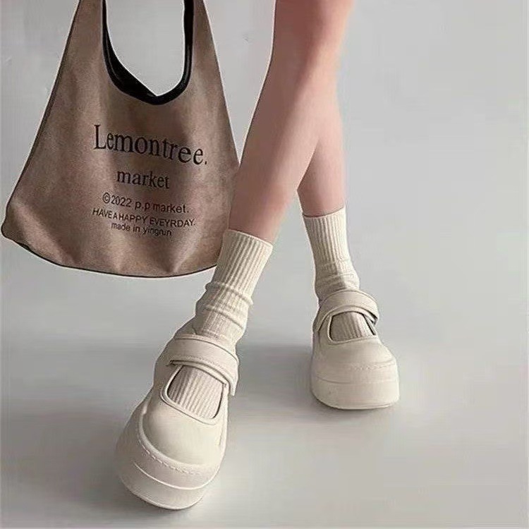 Zapatos de suela gruesa para mujeres otoño 2025 nueva moda versátil muffin zapatos deportivos poco profundos zapatos casuales blancos zapatos de mujer