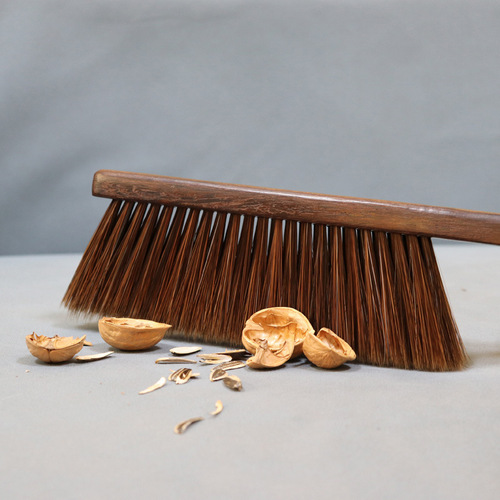 Wholesale manufacturer of chicken wing wood bed brush with wooden handle soft bristle bed cleaning brush, brush broom for sweeping dust off the bed