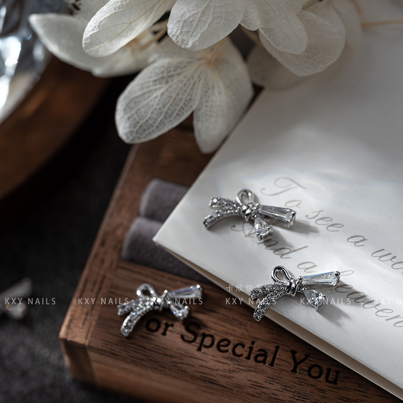 Clavo cobre con incrustaciones mariposa pajarita circón pequeña joyería Retención de color avanzado de lujo ligero tridimensional popular en línea popular accesorios de uñas