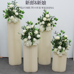 結婚式の道具のデザート台の偽の花の柱は花のボールの花の柱のホテルの結婚式の配置のショーウインドーの装飾の置物を並べます。