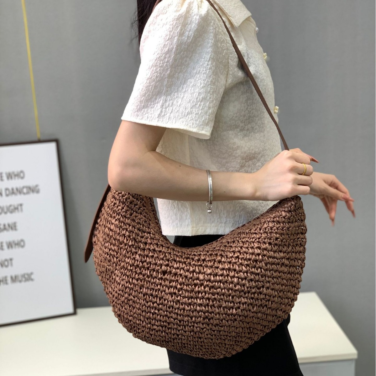 Un bolso de tejido popular para el cabello está de moda, con un bolso de tejido de paja diagonal de un hombro, un bolso de mujer de boston, un bolso de Newton treasure.