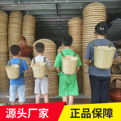 竹編みの小さいかごの両肩の背の子は茶の竹のかごを採取してダンスの道具の円形の収納かごの特大サイズを演じます。