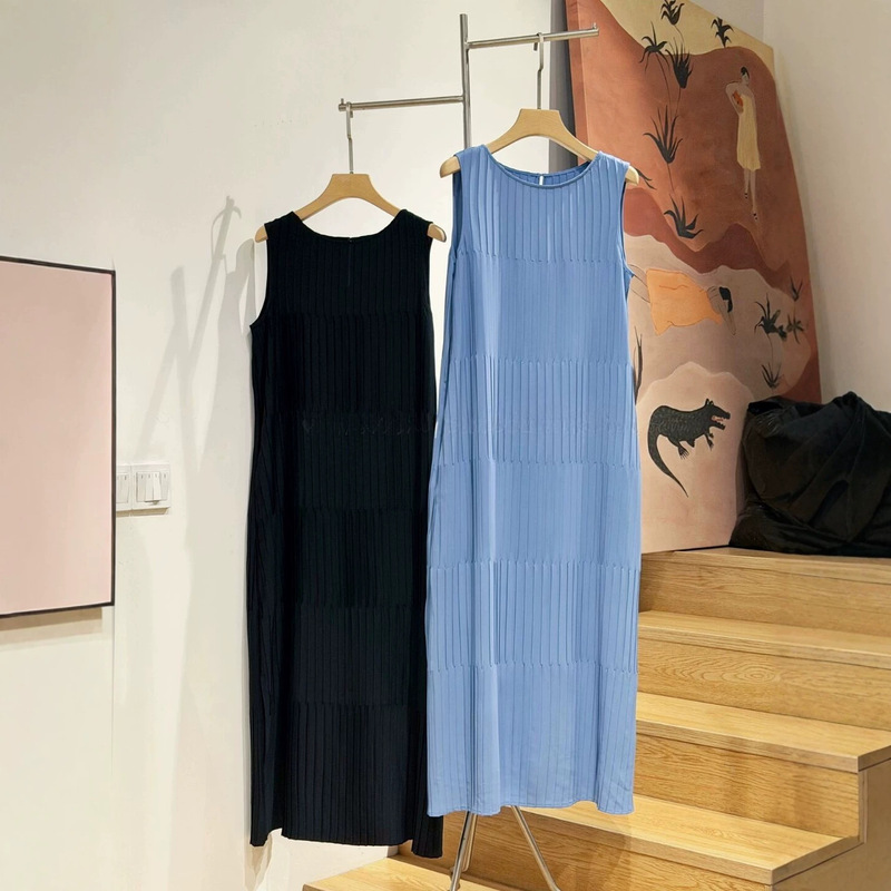Japanese-style slimming sleeveless dress with textured pleats Japanese-style slimming sleeveless dress with textured pleats