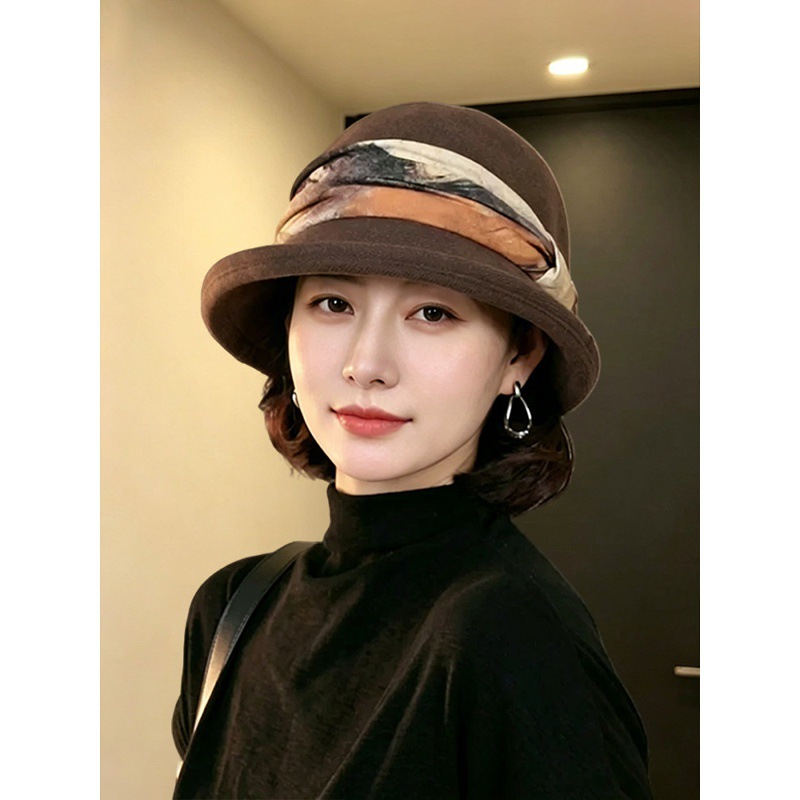 Stylish and elegant autumn bucket hat for women, featuring a rolled brim design that makes the face appear smaller, versatile and fashionable, with a high-end feel, providing warmth and a retro look