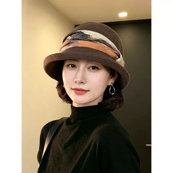 Stylish and elegant autumn bucket hat for women, featuring a rolled brim design that makes the face appear smaller, versatile and fashionable, with a high-end feel, providing warmth and a retro look
