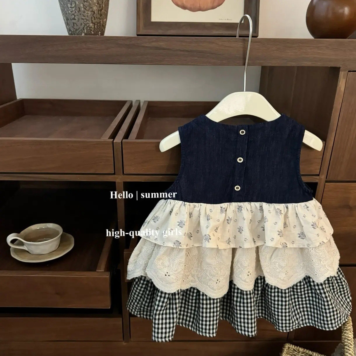 Xianning Seven Girls Baby Summer New Products Falda de chaleco sin mangas Falda de mezclilla con costuras a cuadros florales Falda de pastel apilada