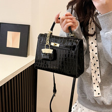 �P�����Ů�¿������б��μ��Ůʿ�ٴ�߼����ϰ���ͨ�������