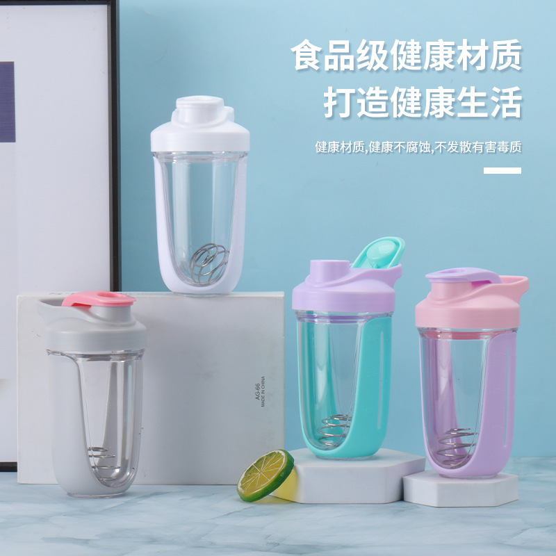 カスタマイズされた夏のスポーツウォーターボトル屋外プラスチックウォーターカップスプリングミキシングボールフィットネススポーツプロテインパウダーシェーカーカップ|undefined