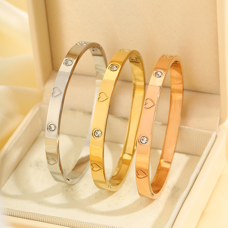 Pulsera clásica con forma de corazón y diamantes incrustados, resistente a la decoloración, para niñas, de alta gama, lujo ligero, a la moda, pulsera de acero de titanio, joyería superventas transfronteriza. image 4