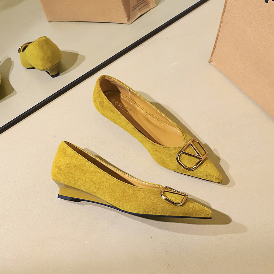 6300-K117 French style low heeled shoes for women with pointed toes and shallow mouth, fashionable V-button suede, professional slope shoes for women