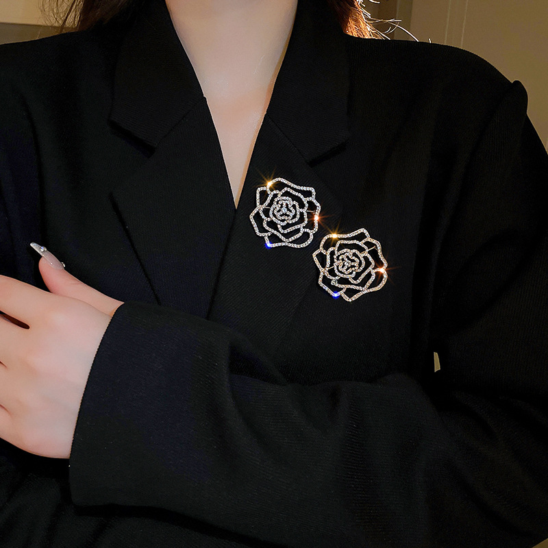 Dulce luz estilo de lujo diamante incrustado hueco flor broche nicho francés de alto grado temperamento suéter pin ramillete para las mujeres