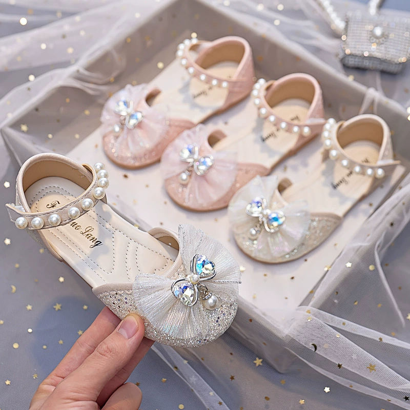Детские сандалии с закрытым носком, лето 2025, новинка, на мягкой подошве, универсальные, модные, с жемчужным бантом, туфли для принцесс