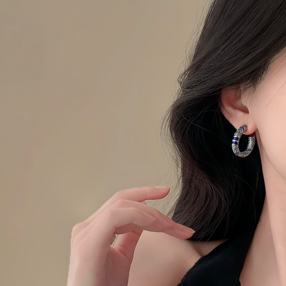 Retro estilo circón estriado hueco estilo aretes de lujo ligero aretes de aretes al por mayor