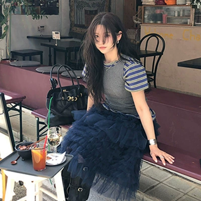 Корейский шикарный летний французский универсальный топ в полоску, уменьшающий возраст, футболка + сетчатая юбка-пачка и юбка, костюм в западном стиле