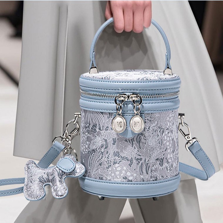 2025 nuevo bolso de cubo bordado de lujo ligero bolso de hombro portátil de viaje de todo fósforo para mujer bolso de mensajero portátil de gran capacidad