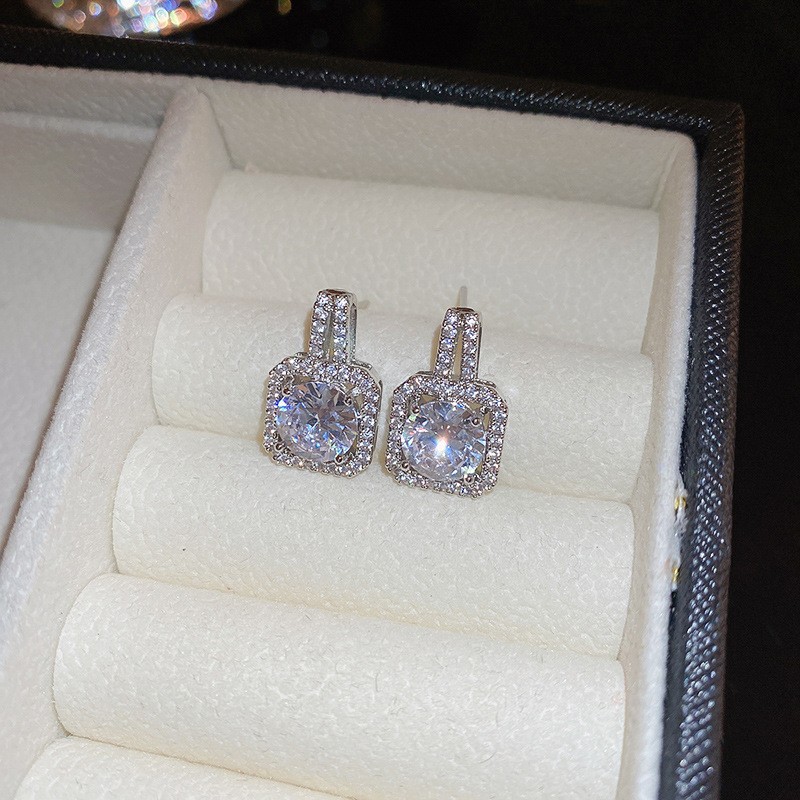 Pendientes de perlas asimétricas con cuernos de diamantes súper parpadeantes de plata Pendientes de nicho de viento frío femenino Pendientes de lujo ligero de alta calidad