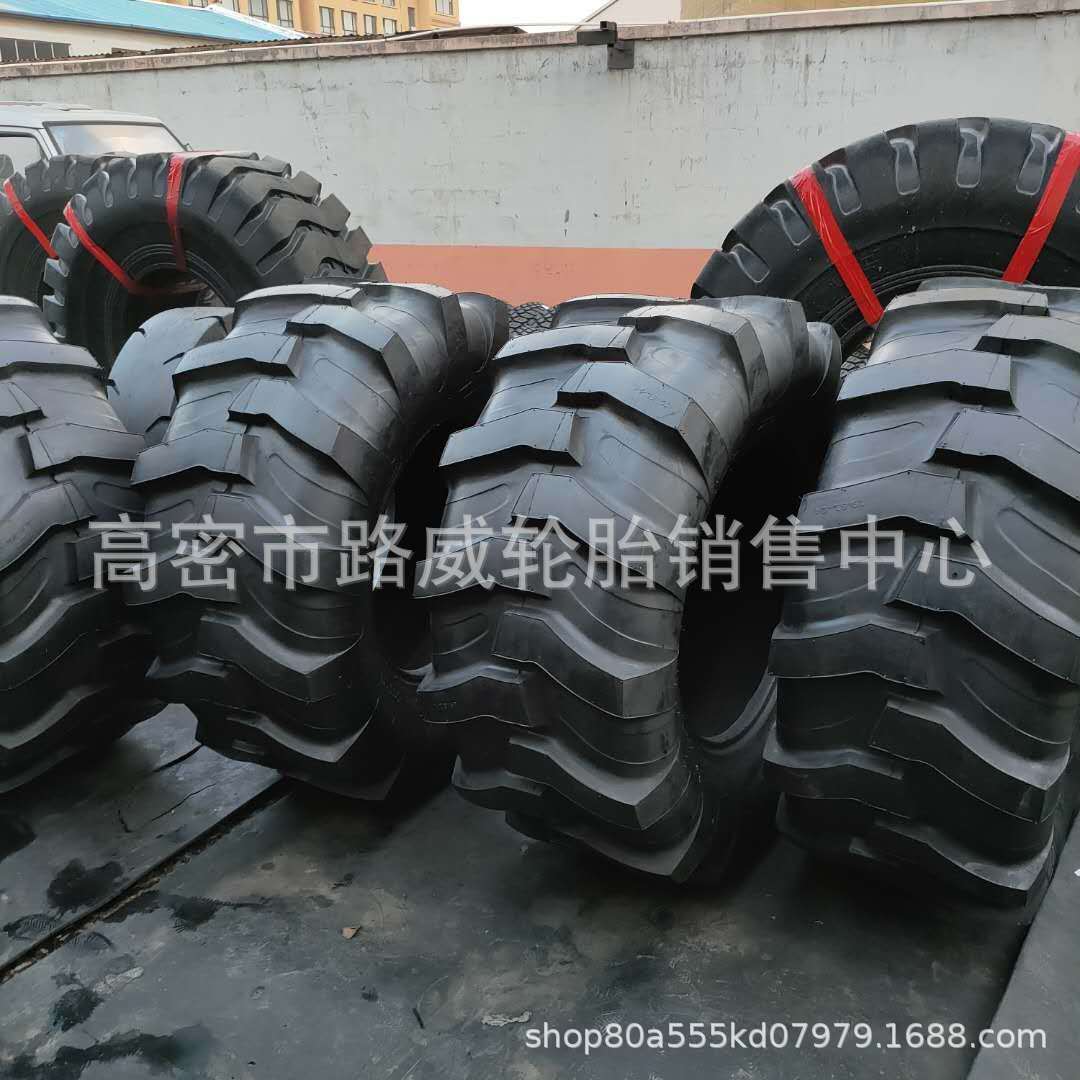 19.5L-24 R-4  宽人字花纹  工程机械轮胎 宽基轮胎