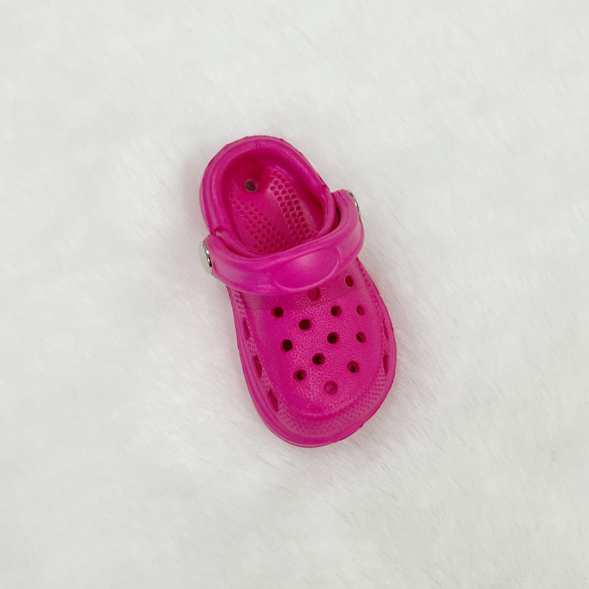 버클이 없는 로즈 레드