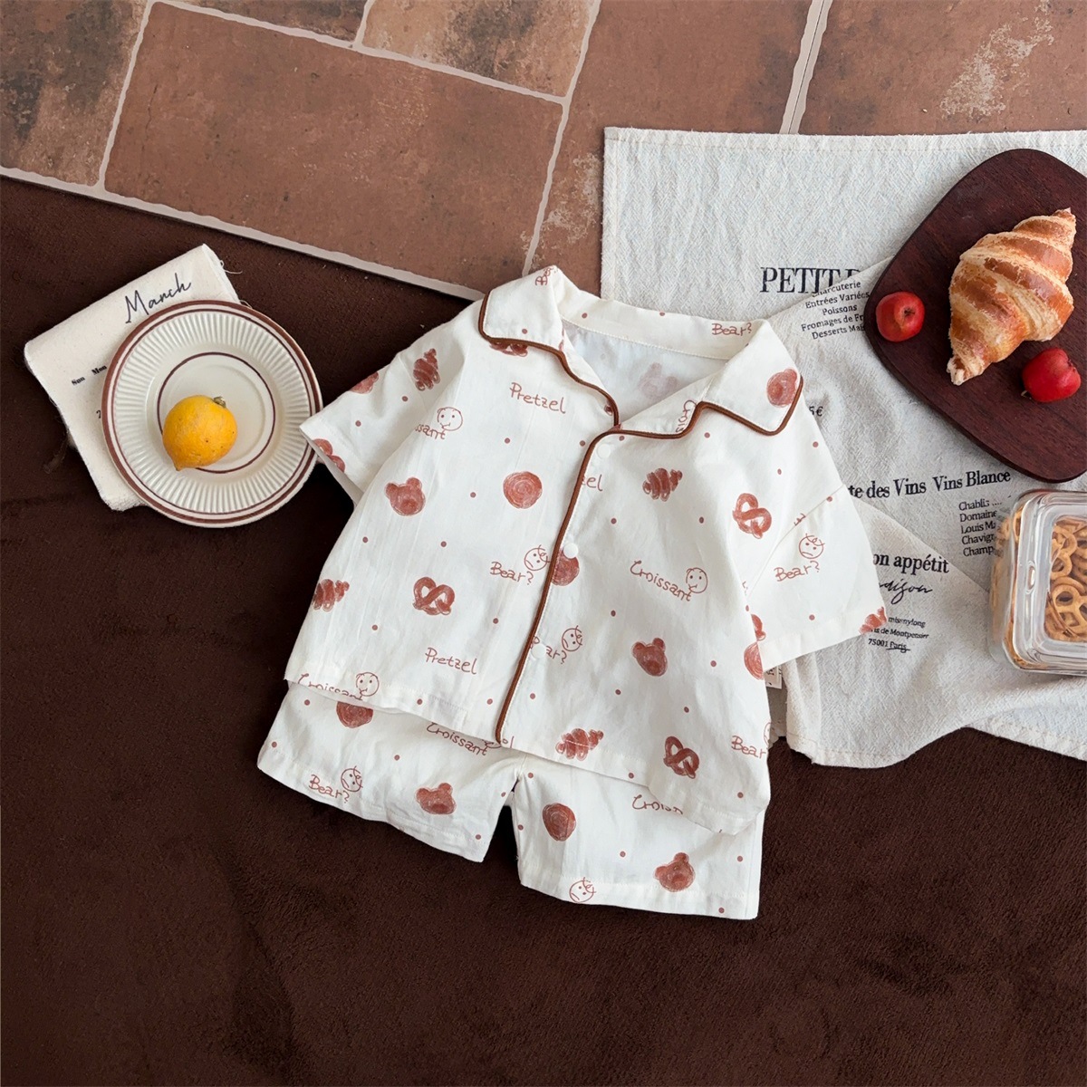 Conjunto de estilo occidental de luna pequeña Clase A pijamas de algodón verano nuevo estilo de dibujos animados pan bebé ropa de casa ligera y transpirable