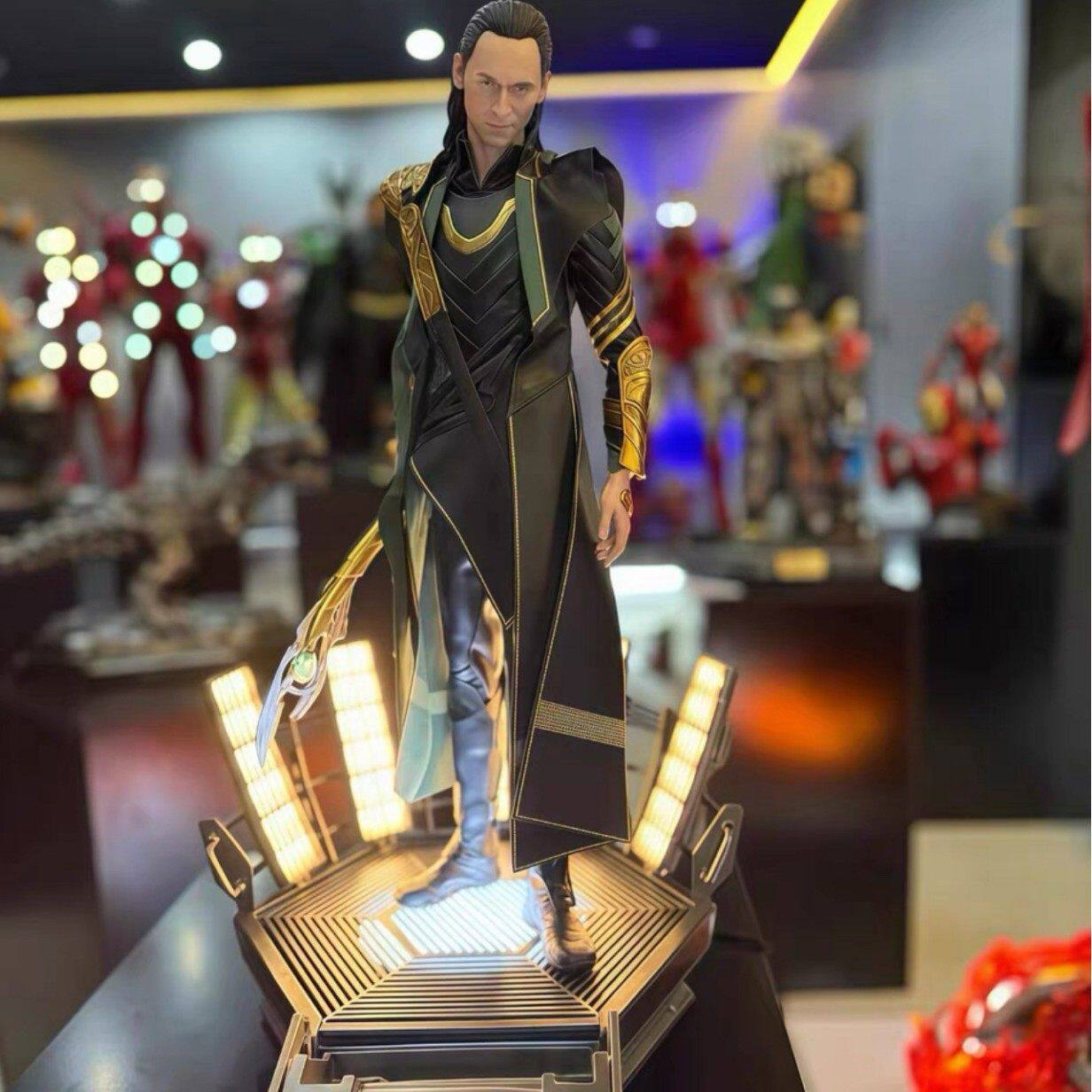 Marvel Series Disney Iron Loki 4.0 yoritilgan to'liq uzunlikdagi haykalcha stol usti bezaklari, balandligi 60 sm