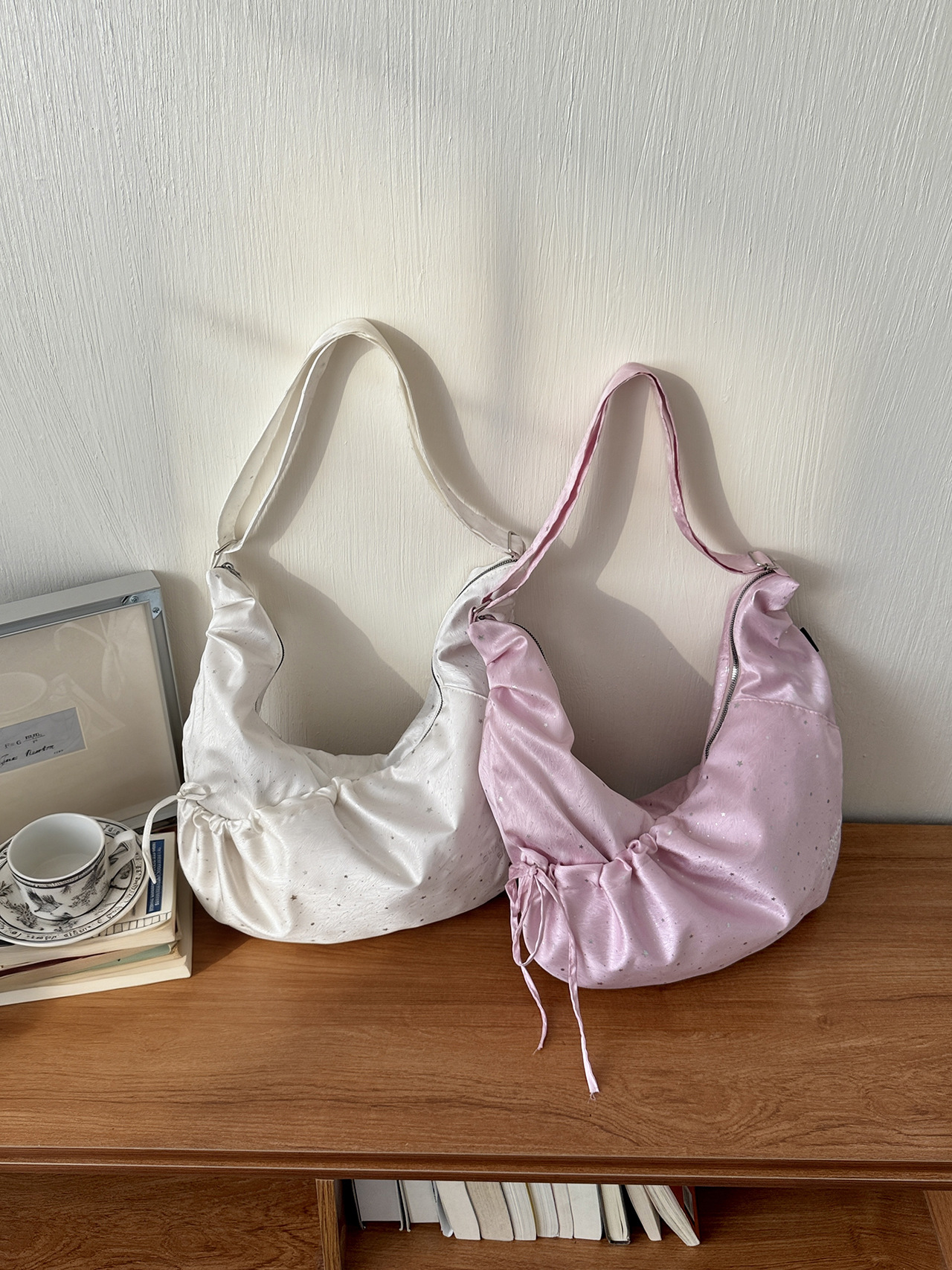Bolso Bandolera Tipo Cuerno con Pliegues y Lunares de Nailon con Cremallera