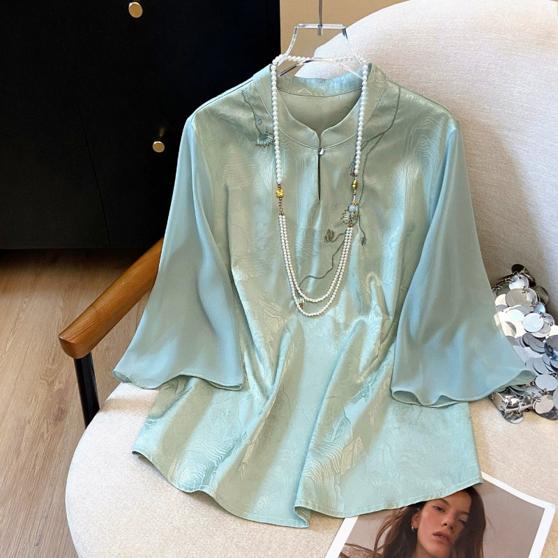 Фото реального образца новой летней китайской рубашки из ацетатного жаккарда с вышивкой и пуговицами 2025 года.