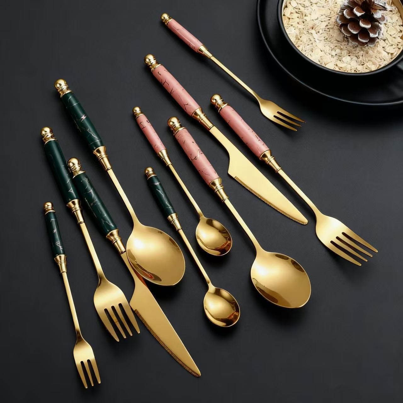 Rvs steakmes en bestekset met marmerpatroon_voghion.com