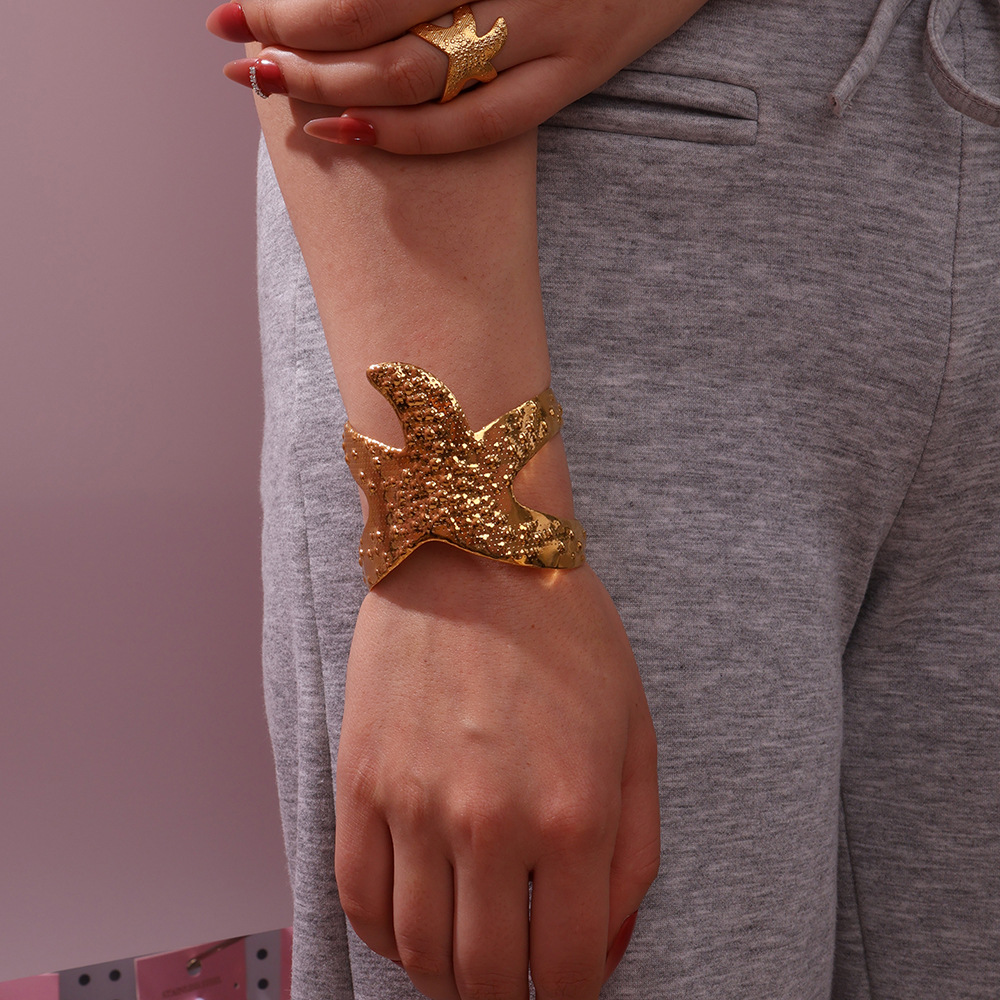 Pulsera de martillo estrella de mar con sentido de alta calidad exagerada de la personalidad Pulsera de acero inoxidable de lujo ligero de nicho 18K al por mayor