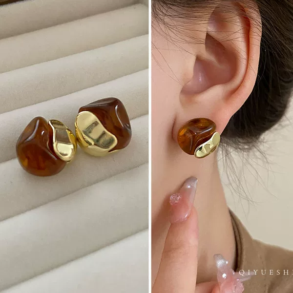 Irregular earrings of coffee color