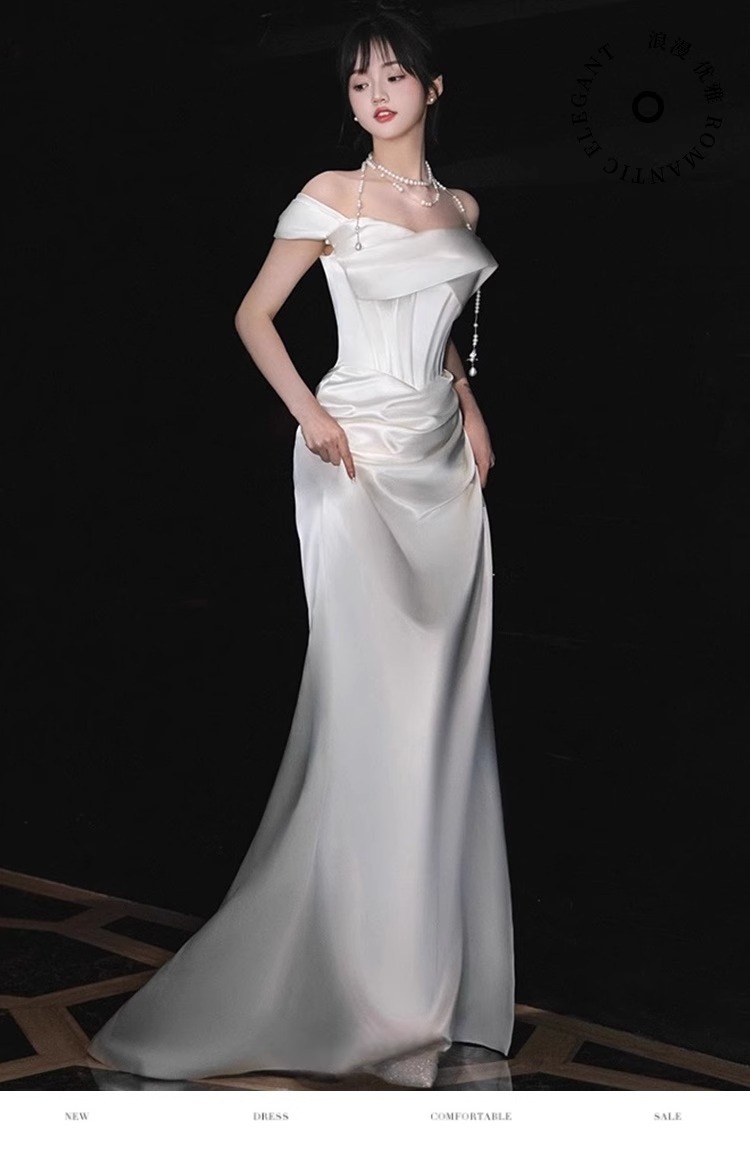 Elegant brudklänning i vit satin med off-shoulder och sjöjungfrumodell_voghion.com