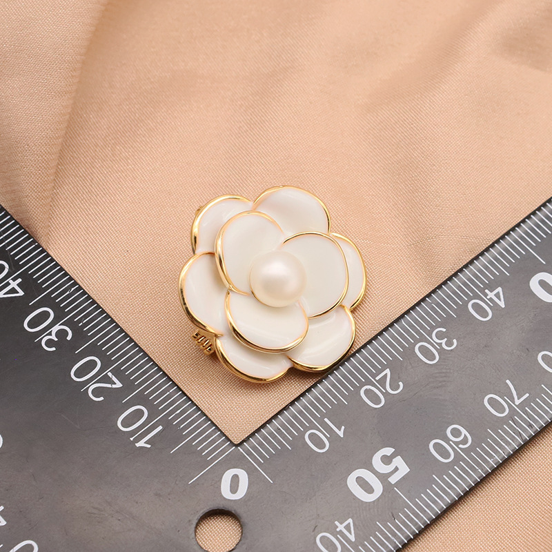 Broche de perlas naturales estilo Chanel Camelia de alto grado sentido nicho ramillete luz accesorios retro de lujo joyería transfronteriza para las mujeres