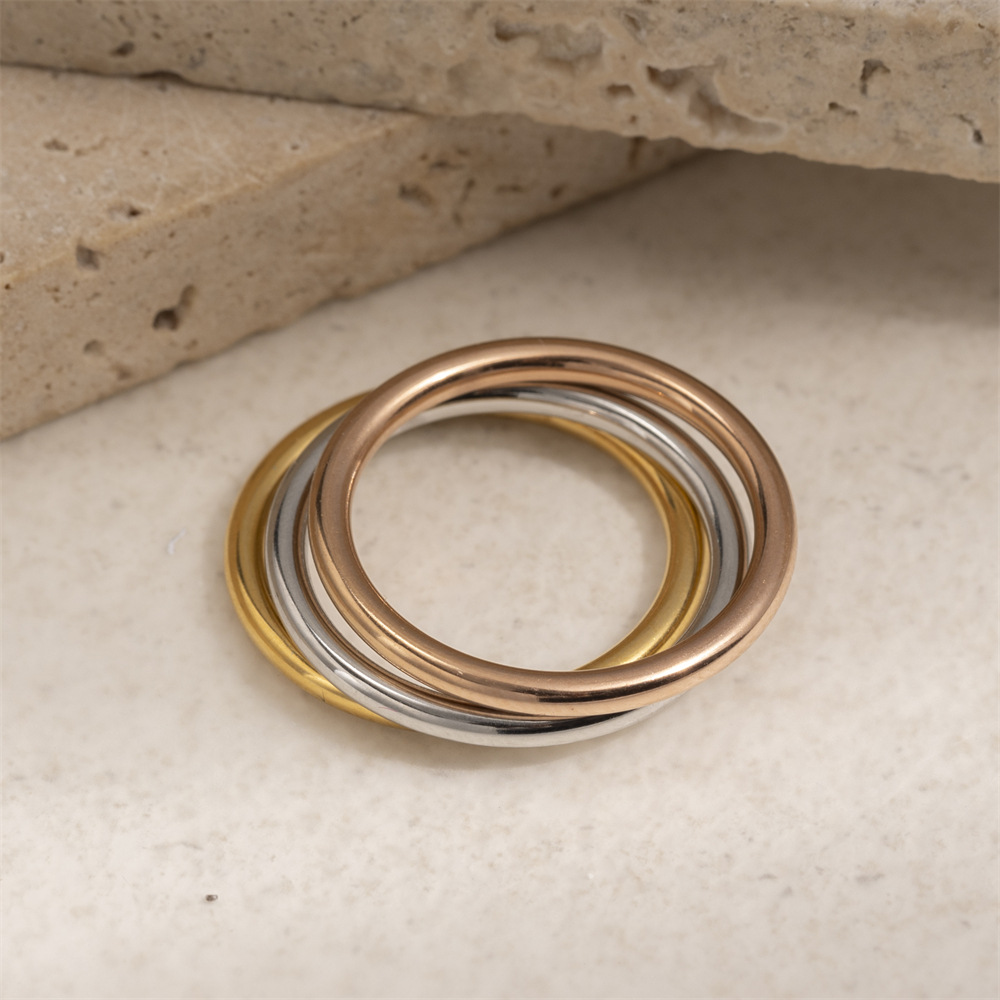 Anillo de acero inoxidable europeo y americano de Tena Anillo de anillo simple de todo fósforo de acero de titanio sin decoloración Anillo de oro y plata a juego de colores al por mayor transfronterizo