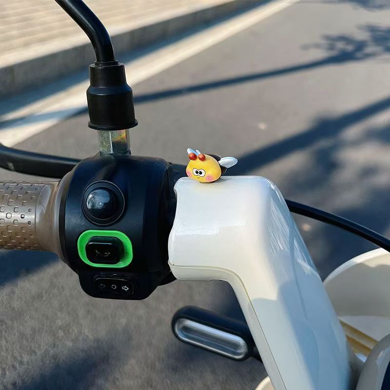 Cute little bee-shaped rearview mirror decoration for electric scooters, a small and charming accessory for electric bikes and motorcycles