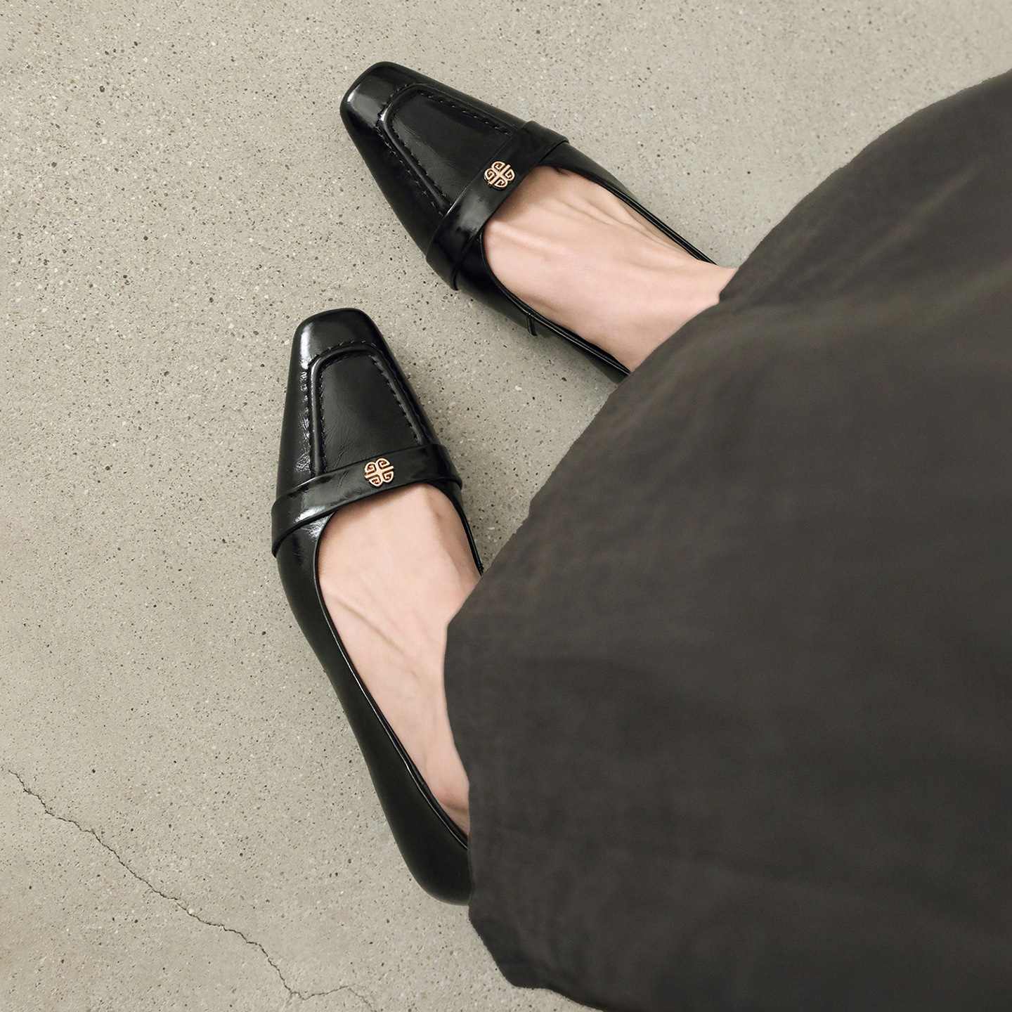 Giày cao gót nữ mũi nhọn cổ điển, gót thô vừa, họa tiết hoa sơn trà, dáng slip-on — đen