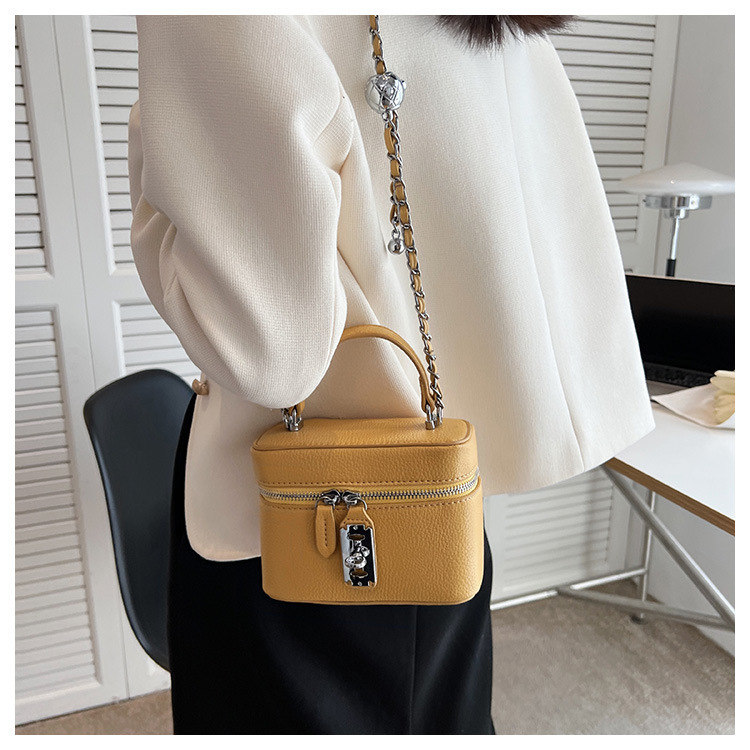 Women's Medium Pu Leather Solid Color Classic Style Square Zipper Shoulder Bag display picture 3