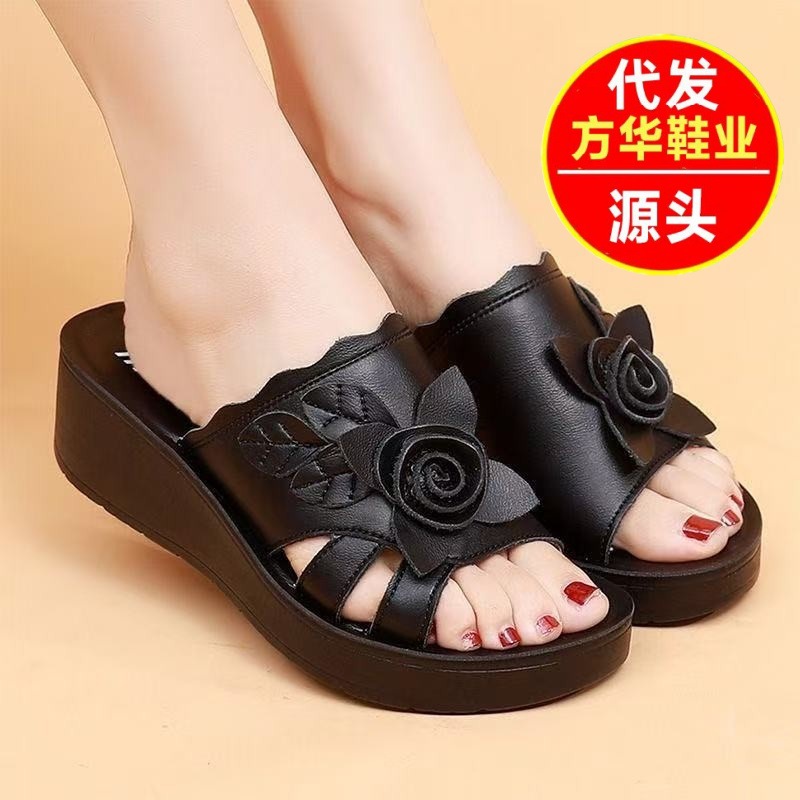 2026 verano de cuero suave de mediana edad damas con talón antideslizante de color sólido hermosa zapatillas de madre flores image 1