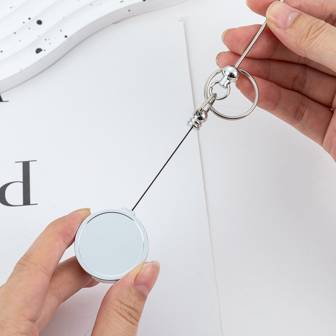 Cubierta de tarjeta retráctil didiy cuentas metálicas brillantes retráctiles tarjeta de tarjeta de pecho médico y enfermera tarjeta retráctil