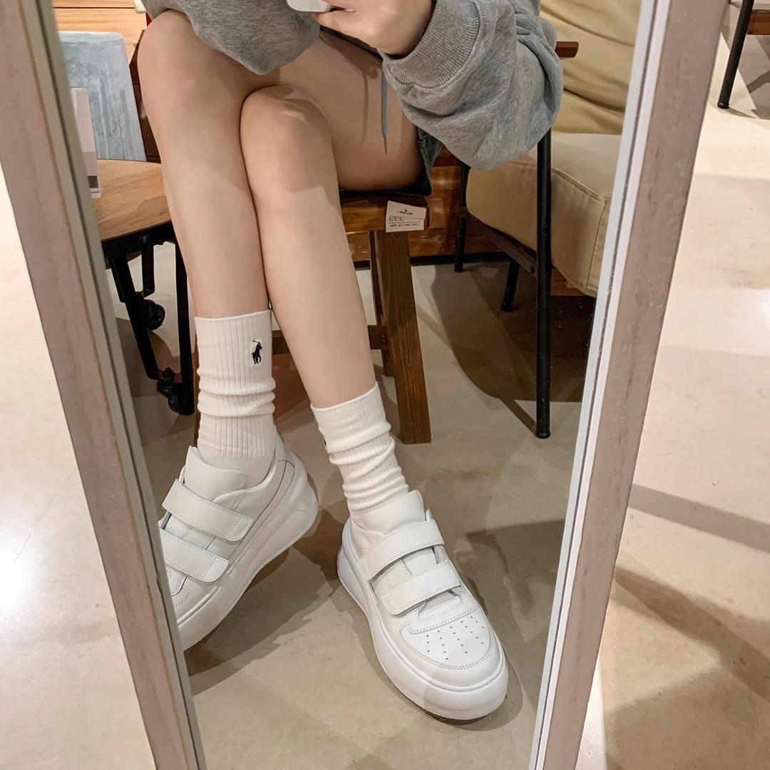 Cuero de vaca suave ~ cuero real velcro para reducir el envejecimiento zapatos blancos de suela gruesa para mujeres de otoño nuevos zapatos deportivos de skate casuales de altura universal