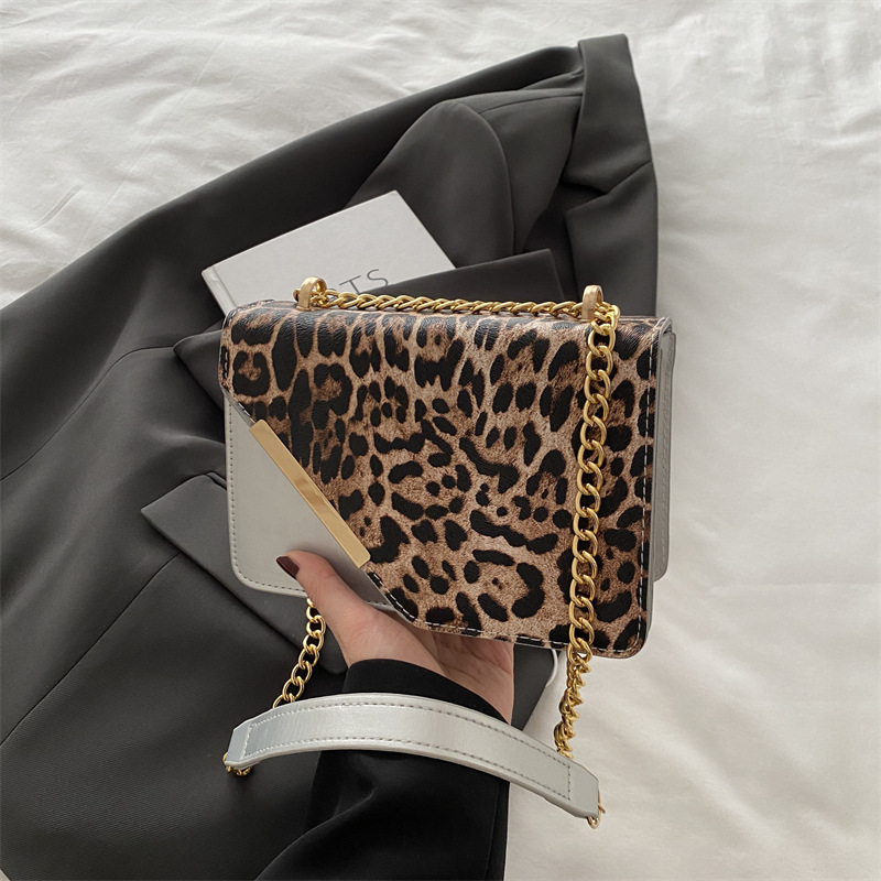 2024 nuevo bolso de hombro con estampado de leopardo de diseño de nicho, bolso de axila simple de moda, bolso de mensajero de cadena, bolso femenino personalizado